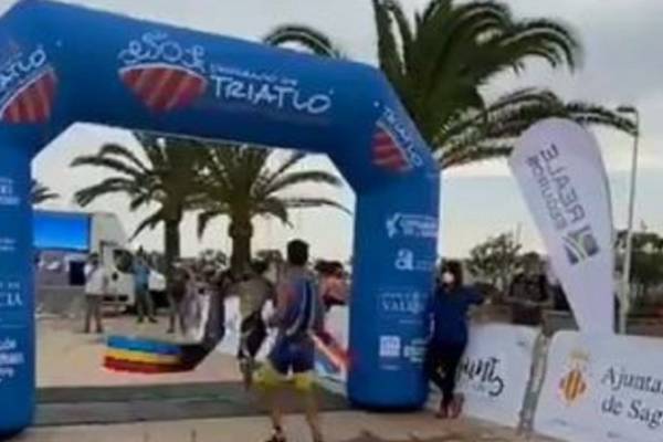 Un triathlète qui perd une course en célébrant trop tôt sa victoire